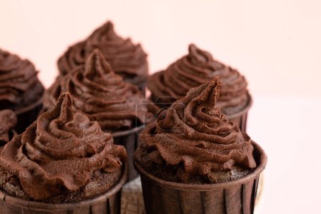 Téléchargez les photos : Chocolate cake with chocolate cream on a pink background. - en image libre de droit