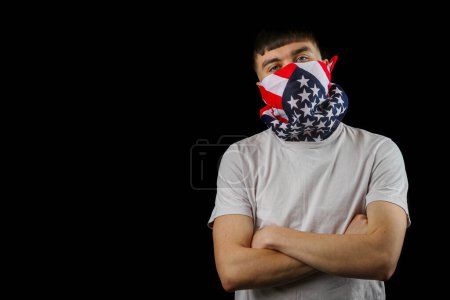Foto de Adolescente con una máscara de bandera americana sobre un fondo negro - Imagen libre de derechos