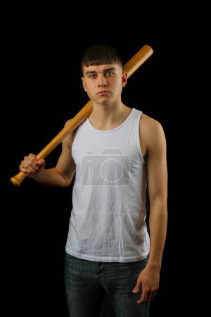 Foto de Adolescente con un top blanco sin mangas sosteniendo un bate de béisbol de una manera amenazante - Imagen libre de derechos