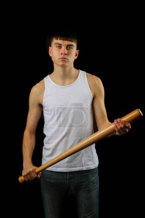 Foto de Adolescente con un top blanco sin mangas sosteniendo un bate de béisbol de una manera amenazante - Imagen libre de derechos