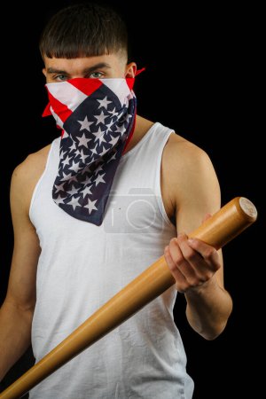 Foto de Adolescente vistiendo un chaleco blanco con una máscara de bandera americana sosteniendo un bate de béisbol - Imagen libre de derechos