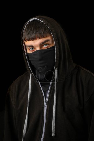 Foto de Adolescente con máscara negra y sudadera con capucha negra - Imagen libre de derechos