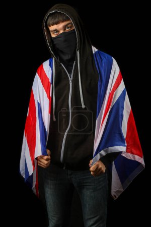 Foto de Adolescente con capucha y máscara sosteniendo una bandera británica - Imagen libre de derechos