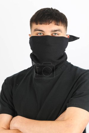 Foto de Adolescente con una máscara negra sobre un fondo blanco - Imagen libre de derechos