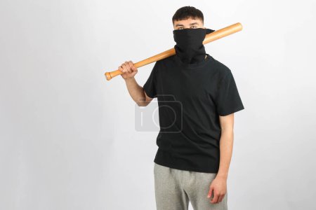 Foto de Un adolescente con un bate de béisbol con una máscara sobre un fondo blanco - Imagen libre de derechos