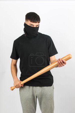Foto de Un adolescente con un bate de béisbol con una máscara sobre un fondo blanco - Imagen libre de derechos
