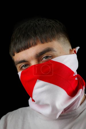 Foto de Adolescente con una máscara de bandera de Inglaterra sobre un fondo negro - Imagen libre de derechos