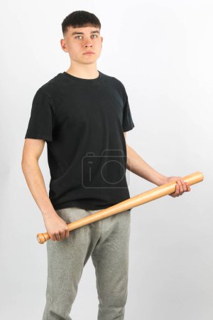 Foto de Adolescente sosteniendo un bate de béisbol sobre un fondo blanco - Imagen libre de derechos