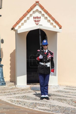 Foto de Monte-Ville, Mónaco, 21 de abril de 2023: - Un miembro de la Compagnie des Carabiniers du Prince de pie centinela fuera del Palacio de Mónaco - Imagen libre de derechos