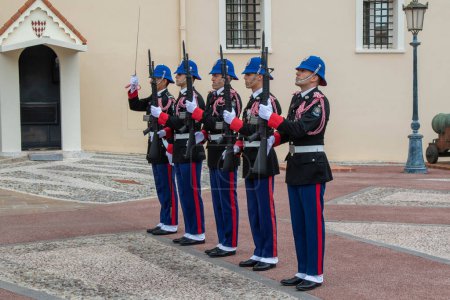 Foto de Monte-Ville, Mónaco, 21 de abril de 2023: - Miembros de la Compagnie des Carabiniers du Prince durante la ceremonia de cambio de guardia, todos los días a las 11: 55am - Imagen libre de derechos