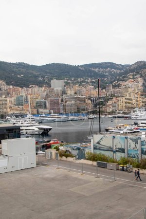 Foto de La Condamine Mónaco, 22 de abril de 2023: - Vista de Port Hércules, el principal puerto de Mónaco, ubicado en el barrio de La Condamine. - Imagen libre de derechos
