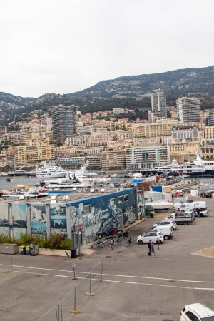 Foto de La Condamine Mónaco, 22 de abril de 2023: - Vista de Port Hércules, el principal puerto de Mónaco, ubicado en el barrio de La Condamine. - Imagen libre de derechos