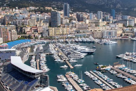 Foto de La Condamine, Mónaco, 20 de abril de 2023: - Vista de Port Hércules, el principal puerto de Mónaco, ubicado en el barrio de La Condamine. - Imagen libre de derechos
