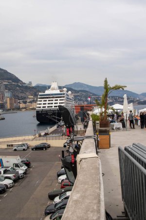 Téléchargez les photos : La Condamine, Monaco, 22 avril 2023 : - Une vue du Port Hercule, le principal port de Monaco, situé dans le quartier de La Condamine. - en image libre de droit
