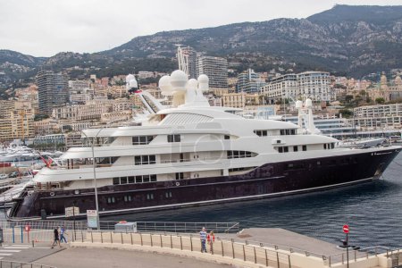 Téléchargez les photos : La Condamine, Monaco, 20 avril 2023 : - Un yacht à Port Hercules, le principal port de Monaco, situé dans le quartier de La Condamine. - en image libre de droit