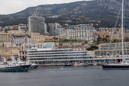 Téléchargez les photos : La Condamine Monaco, 22 avril 2023 : - Vue du Port Hercule, le principal port de Monaco, situé dans le quartier de La Condamine. - en image libre de droit