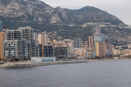 Foto de La Condamine, Mónaco, 22 de abril de 2023: - Una vista de la nueva sala de Le Portier tomada desde Port Hércules. - Imagen libre de derechos