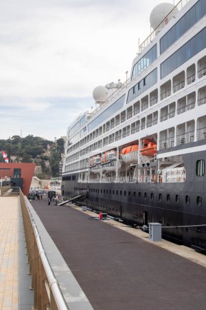Foto de La Condamine, Mónaco, 22 de abril de 2023: - Vista de un crucero atracado en Port Hércules, el principal puerto de Mónaco. - Imagen libre de derechos