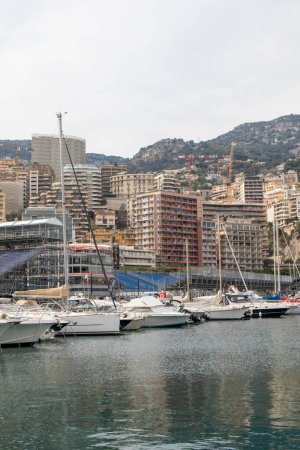 Foto de La Condamine, Mónaco, 22 de abril de 2023: - Vista de Port Hércules, el principal puerto de Mónaco, ubicado en el barrio de La Condamine. - Imagen libre de derechos