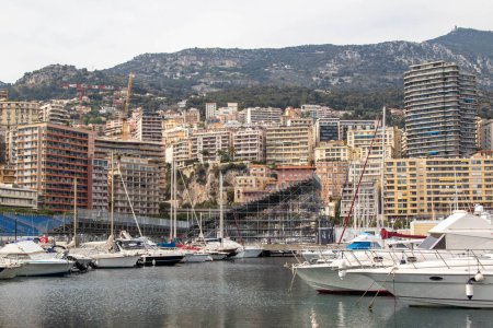Foto de La Condamine, Mónaco, 22 de abril de 2023: - Vista de Port Hércules, el principal puerto de Mónaco, ubicado en el barrio de La Condamine. - Imagen libre de derechos