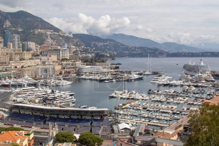Téléchargez les photos : La Condamine, Monaco, 21 avril 2023 : - Vue du Port Hercule, le principal port de Monaco, situé dans le quartier de La Condamine. - en image libre de droit
