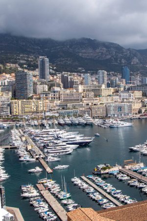 Foto de La Condamine, Mónaco, 20 de abril de 2023: - Vista de Port Hércules, el principal puerto de Mónaco, ubicado en el barrio de La Condamine. - Imagen libre de derechos