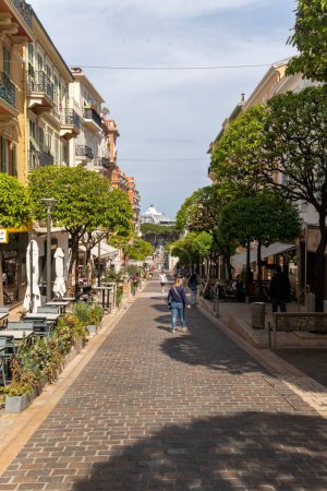 Foto de La Condamine, Mónaco, 21 de abril de 2023: - Vista de la Rue Princesse Caroline en el barrio de La Condamine de Mónaco - Imagen libre de derechos