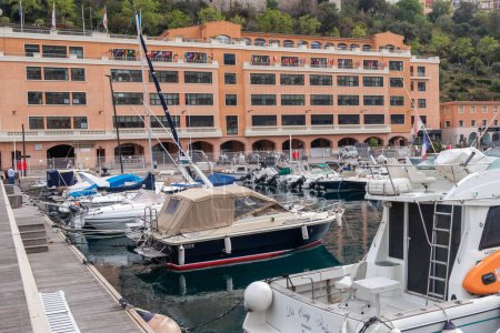 Téléchargez les photos : La Condamine, Monaco, 22 avril 2023 : - Une vue du Port Hercule, le principal port de Monaco, situé dans le quartier de La Condamine. - en image libre de droit