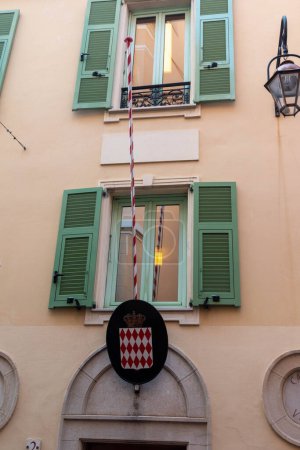 Téléchargez les photos : Monaco-Ville, Monaco, 20 avril 2023 : - Vue de l'héraldique de la famille Grimaldi sur un immeuble de Monaco-Ville - en image libre de droit