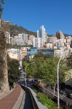 Téléchargez les photos : Monaco-Ville, Monaco, 20 avril 2023 : - Vue du quartier La Condamine de Monaco, vue de Monaco-Ville - en image libre de droit