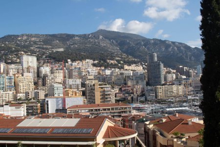 Foto de Mónaco-Ville, Mónaco, 20 de abril de 2023: - Vista de la Condamine de Mónaco, vista desde Mónaco-Ville - Imagen libre de derechos