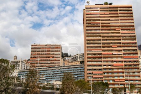 Foto de Mónaco, Mónaco, 21 de abril de 2023: - Una vista de los edificios residenciales a lo largo de Avenue Princess Grace - Imagen libre de derechos