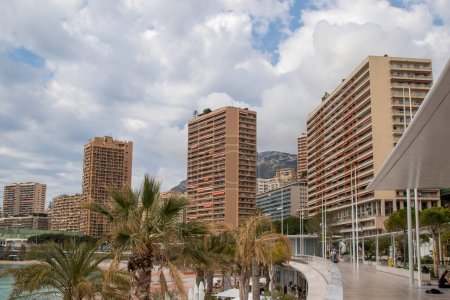 Foto de Mónaco, Mónaco, 21 de abril de 2023: - Una vista de los edificios residenciales a lo largo de Avenue Princess Grace - Imagen libre de derechos
