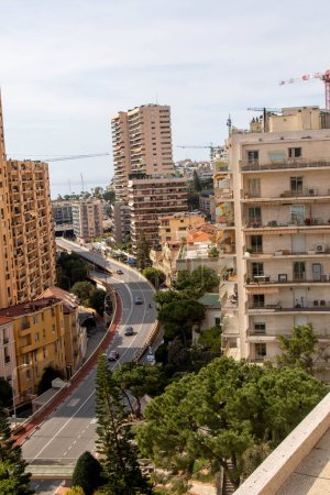 Foto de Mónaco, Mónaco, 22 de abril de 2023: - Una vista de los edificios residenciales a lo largo de la avenida Princess Grace - Imagen libre de derechos