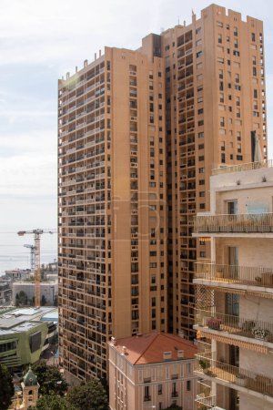 Foto de Mónaco, Mónaco, 22 de abril de 2023: - Una vista de los edificios residenciales a lo largo de la avenida Princess Grace - Imagen libre de derechos