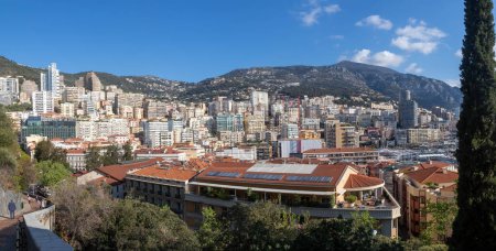 Foto de Mónaco-Ville, Mónaco, 20 de abril de 2023: - Vista de la Condamine de Mónaco, vista desde Mónaco-Ville - Imagen libre de derechos