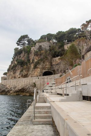 Téléchargez les photos : Monaco, Monaco, 22 avril 2023 : - Une vue sur la plage du Solarium dans le quartier de La Condamine - en image libre de droit