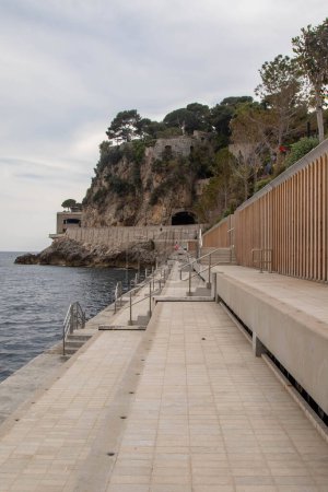 Téléchargez les photos : Monaco, Monaco, 22 avril 2023 : - Une vue sur la plage du Solarium dans le quartier de La Condamine - en image libre de droit