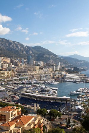 Foto de Mónaco-Ville, Mónaco, 20 de abril de 2023: - Vista del barrio de La Condamine de Mónaco y del puerto de Hércules, vista desde Mónaco-Ville - Imagen libre de derechos