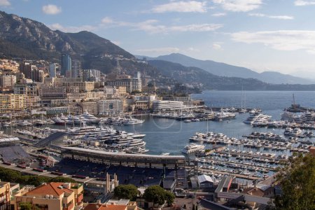 Foto de Mónaco-Ville, Mónaco, 20 de abril de 2023: - Vista del barrio de La Condamine de Mónaco y del puerto de Hércules, vista desde Mónaco-Ville - Imagen libre de derechos