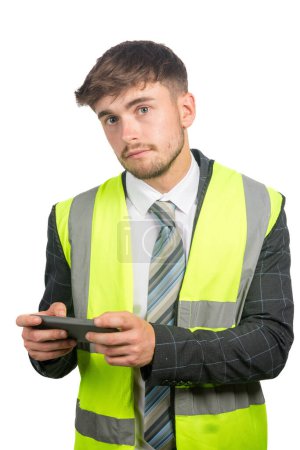 Foto de Retrato de un hombre de negocios con traje, con un chaleco de alta visibilidad leyendo mensajes en un teléfono móvil - Imagen libre de derechos