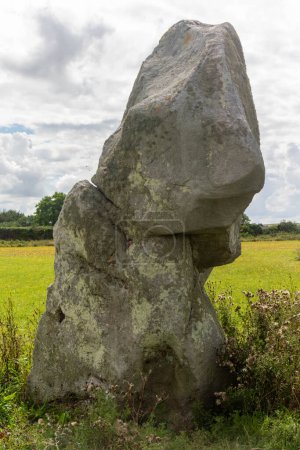 Téléchargez les photos : The Longstones Adam and Eve fait partie du site du patrimoine mondial de l'UNESCO de Stonehenge, Avebury et des sites associés situés dans le Wiltshire, en Angleterre, au Royaume-Uni. Cette pierre est Eve - en image libre de droit
