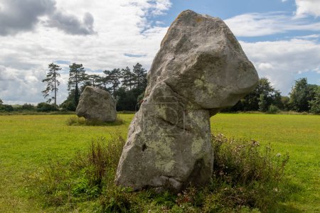Téléchargez les photos : The Longstones Adam and Eve fait partie du site du patrimoine mondial de l'UNESCO de Stonehenge, Avebury et des sites associés situés dans le Wiltshire, en Angleterre, au Royaume-Uni. Cette pierre est Eve - en image libre de droit
