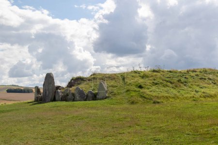 Téléchargez les photos : Le cimetière néolithique de West Kennet Long Barrow ou South Long Barrow dans la campagne du Wiltshire - en image libre de droit