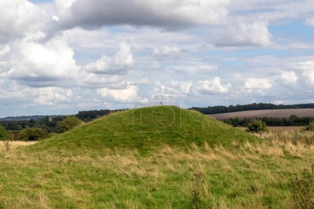 Téléchargez les photos : Chemins de sépulture néolithiques ou granges dans la campagne du Wiltshire - en image libre de droit