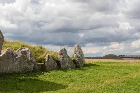 Téléchargez les photos : Le cimetière néolithique de West Kennet Long Barrow ou South Long Barrow dans la campagne du Wiltshire - en image libre de droit