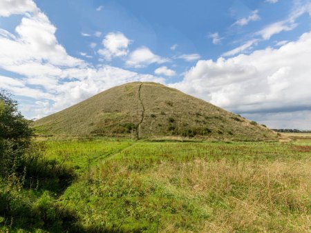 Téléchargez les photos : Silbury Hill un monticule néolithique, inscrit au patrimoine mondial de l'Unesco Avebury - en image libre de droit