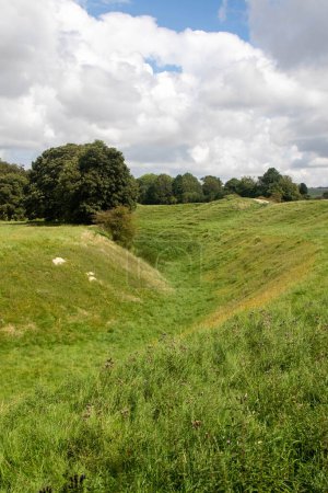 Téléchargez les photos : Le fossé entourant le cercle de pierre Avebury, site du patrimoine mondial de l'Unesco, situé dans le Wiltshire au Royaume-Uni - en image libre de droit