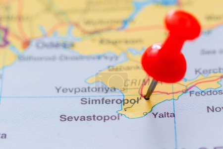 Foto de La ubicación de Simferopol fijado en un mapa de Crimea - Imagen libre de derechos