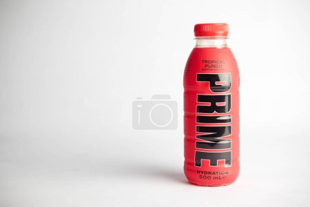 Téléchargez les photos : Londres, Royaume-Uni, 18 octobre 2023 : - Une bouteille de boisson Tropical Punch Prime Hydration, promue par Youtubers Logan Paul et KSI - en image libre de droit